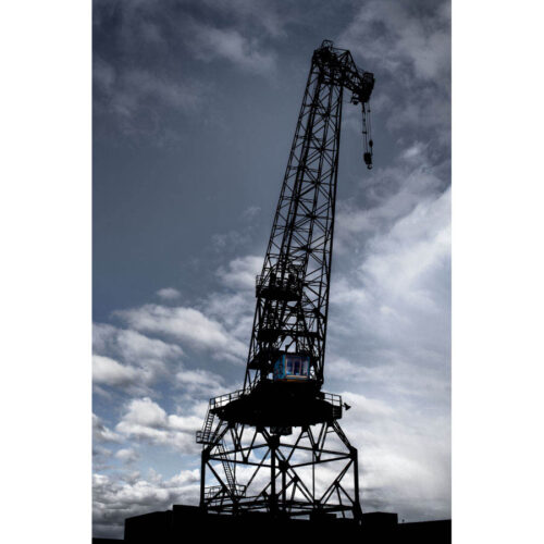 Kran med moln på tvärs