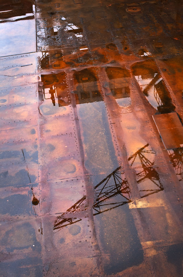 Rost spegling i regn - Konstfotograf Lena Öritsland