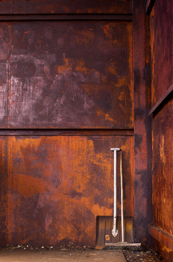 Sopborste och skyffel - Konstfotograf Lena Öritsland